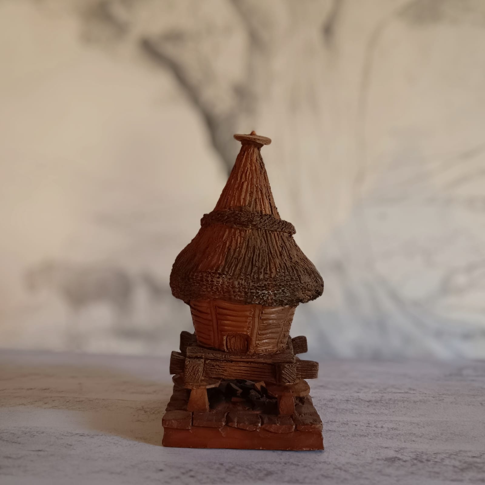 Horreo tipo cesto vista 3 de cerámica artesanal en Asturias