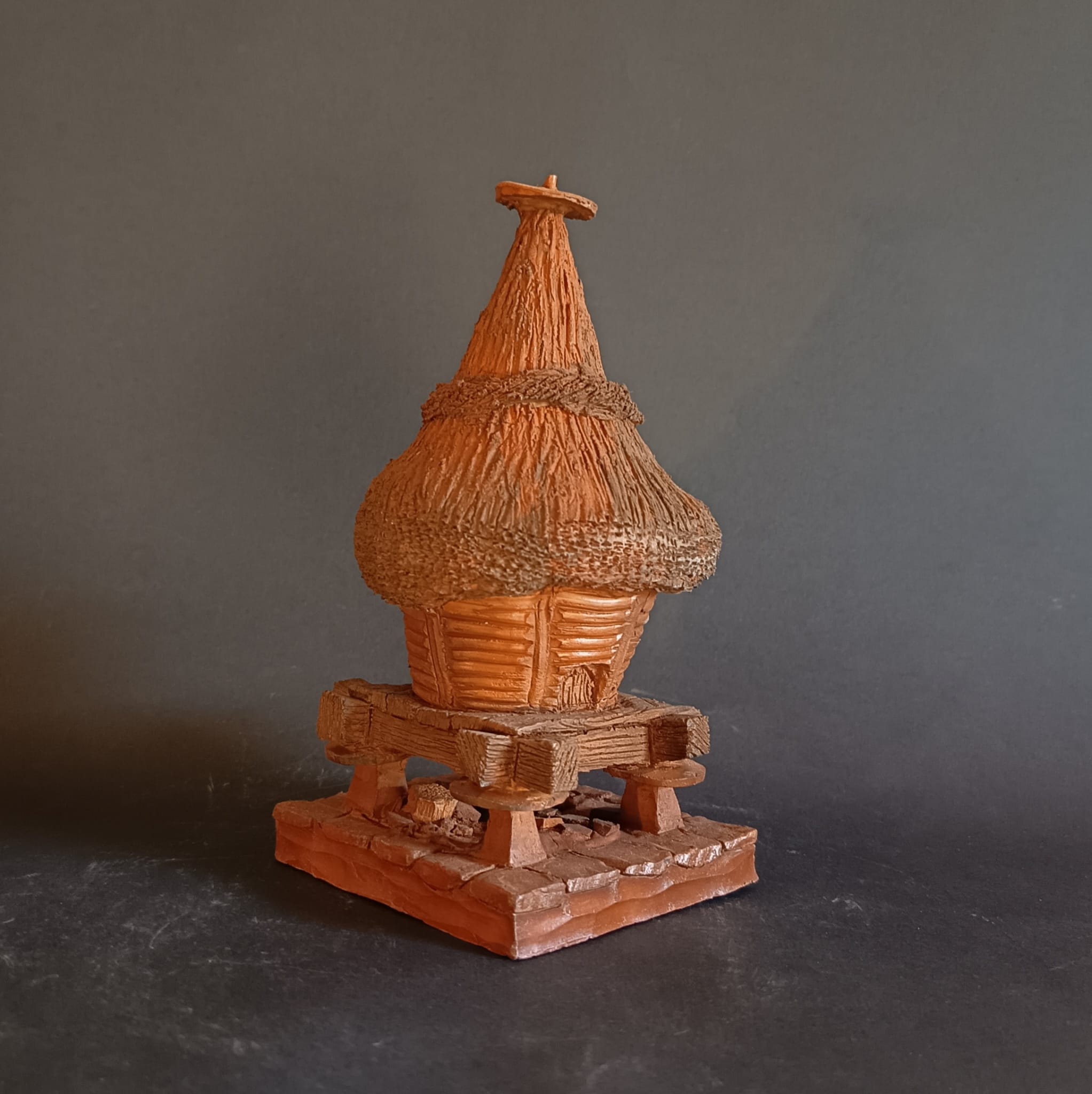 Horreo tipo cesto vista 2 de cerámica artesanal en Asturias