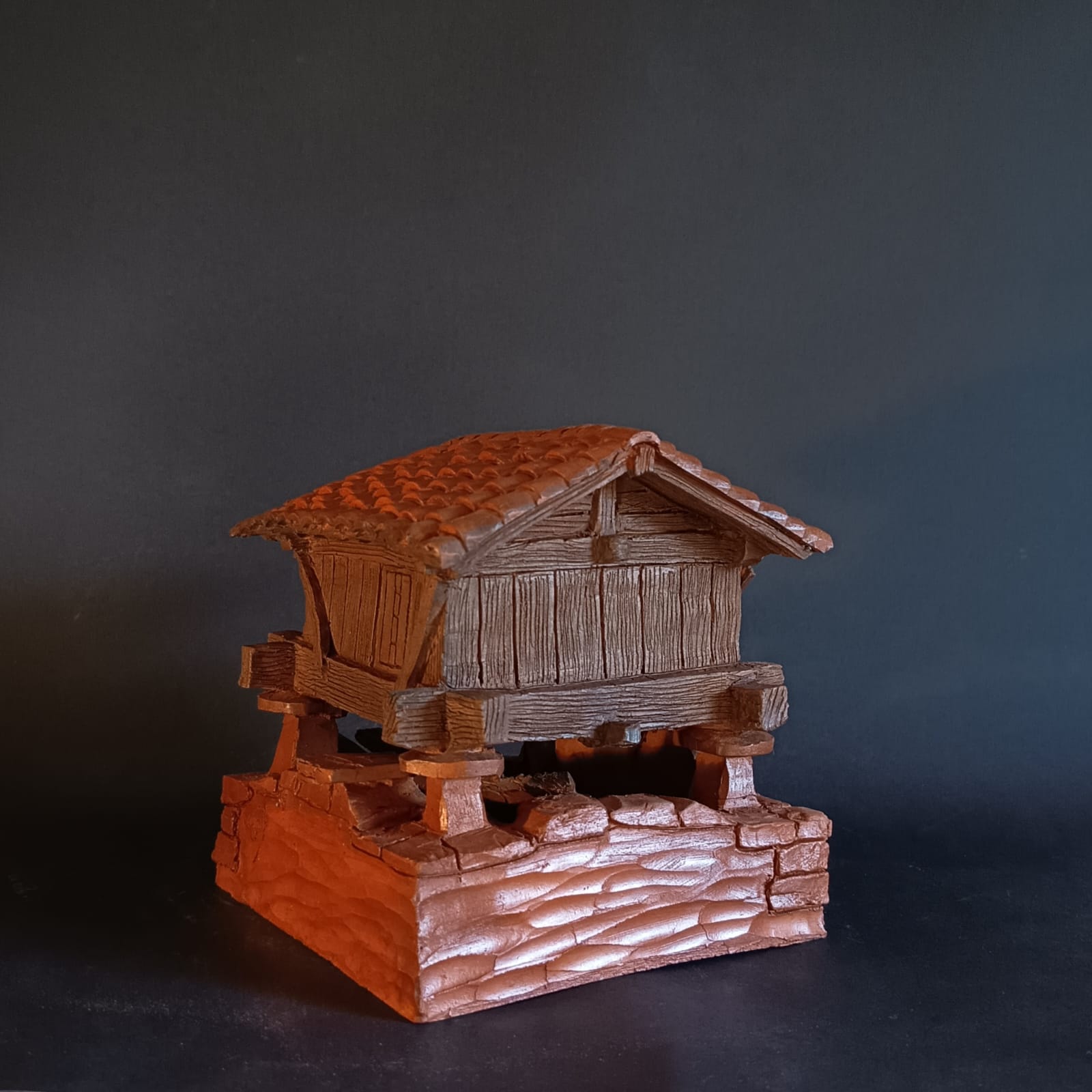 Hórreo de los Beyos vista 3 de cerámica artesanal en Asturias