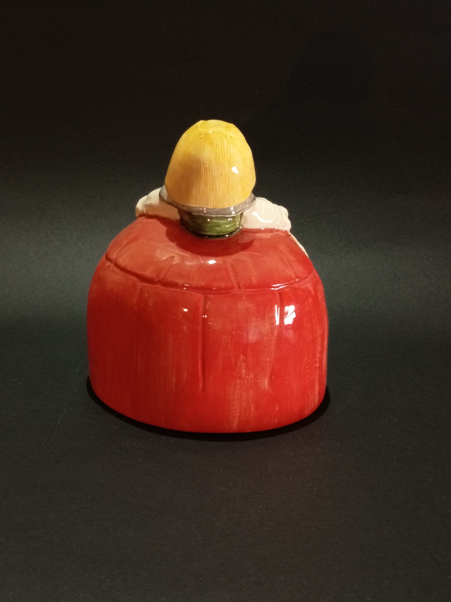 Menina vista 2 de cerámica artesanal en Asturias