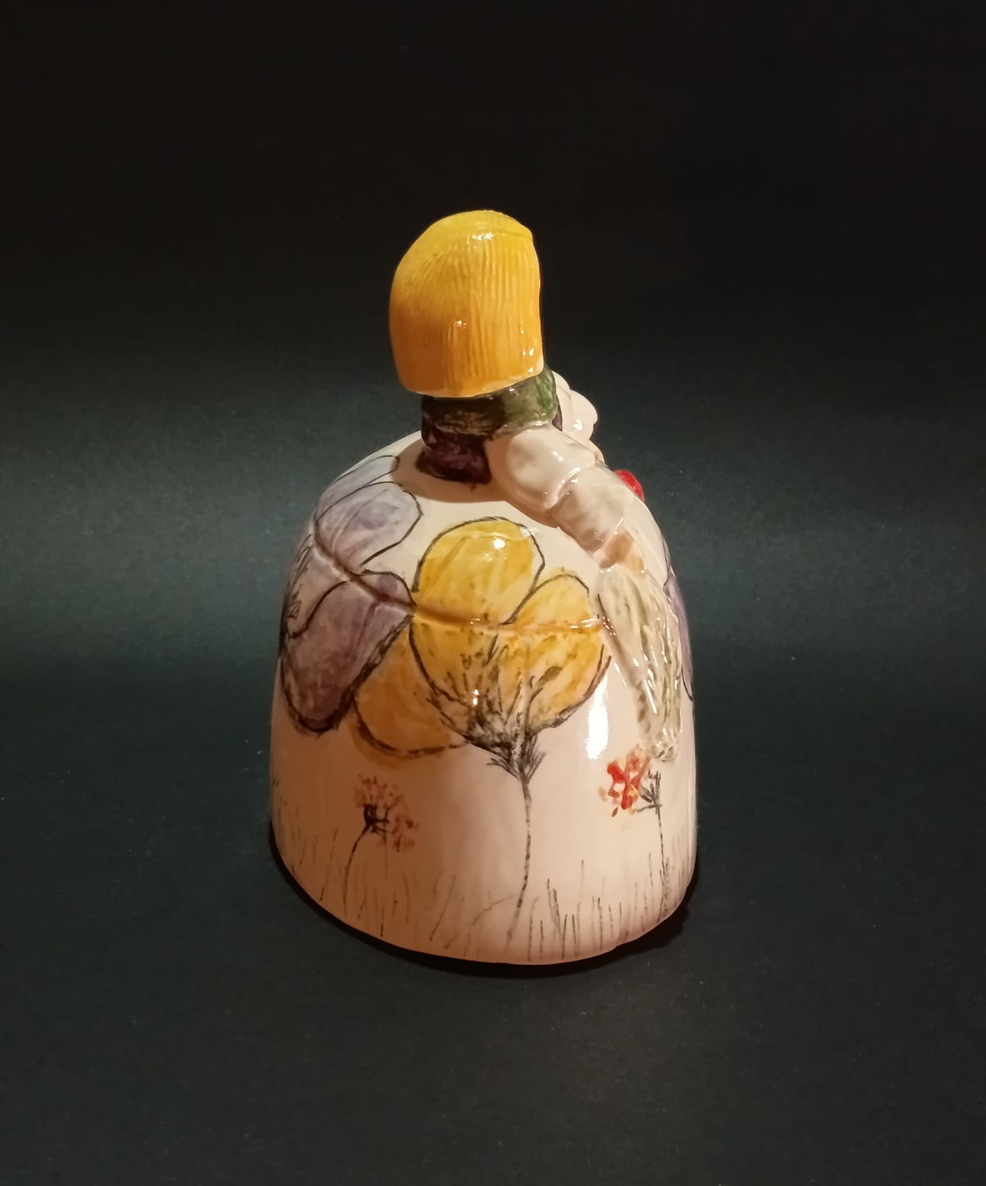 Menina vista 3 de cerámica artesanal en Asturias