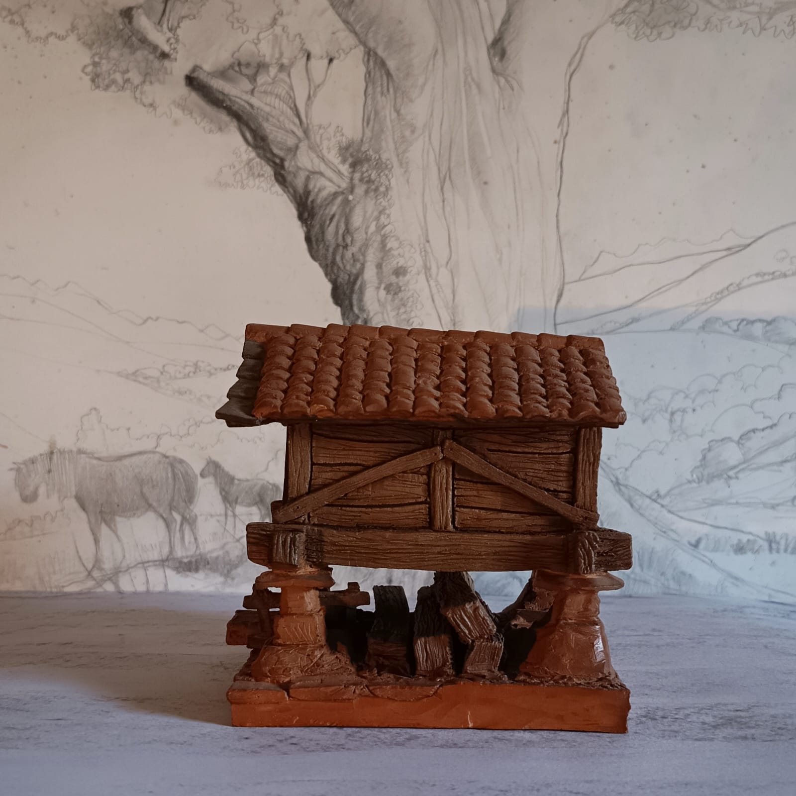 Hórreo tradicional vista 3 de cerámica artesanal en Asturias