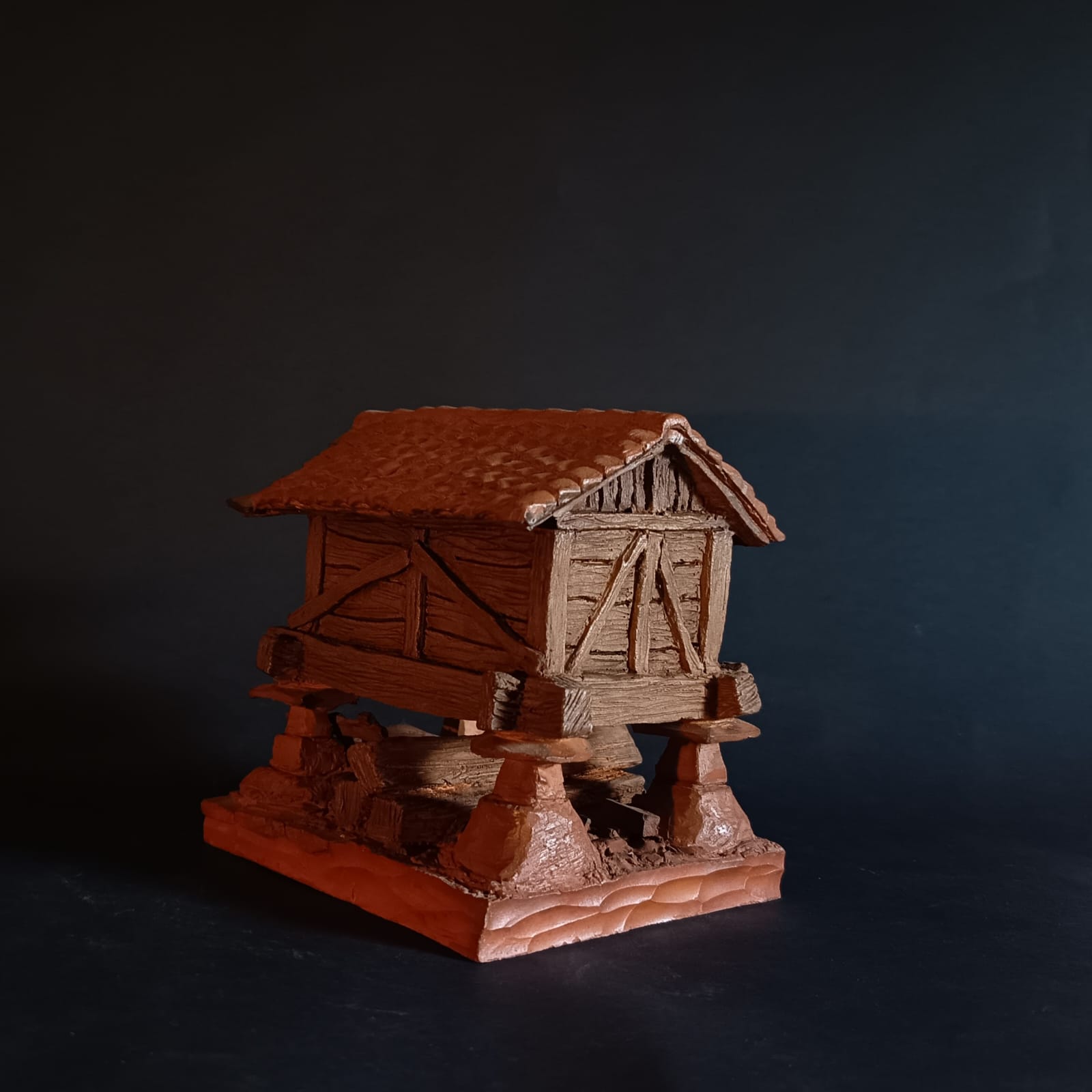 Hórreo tradicional vista 2 de cerámica artesanal en Asturias